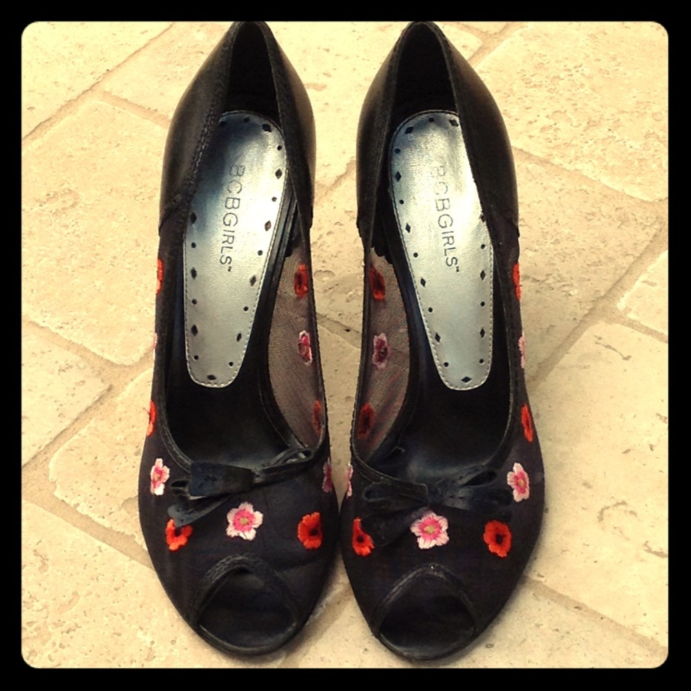 BCBG 🌸Embroidered 🌺Black Heels